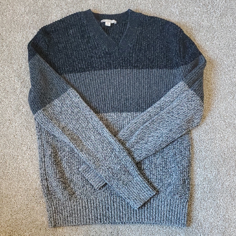 GAP Men's Three-Tone Gray V-Neck Sweater